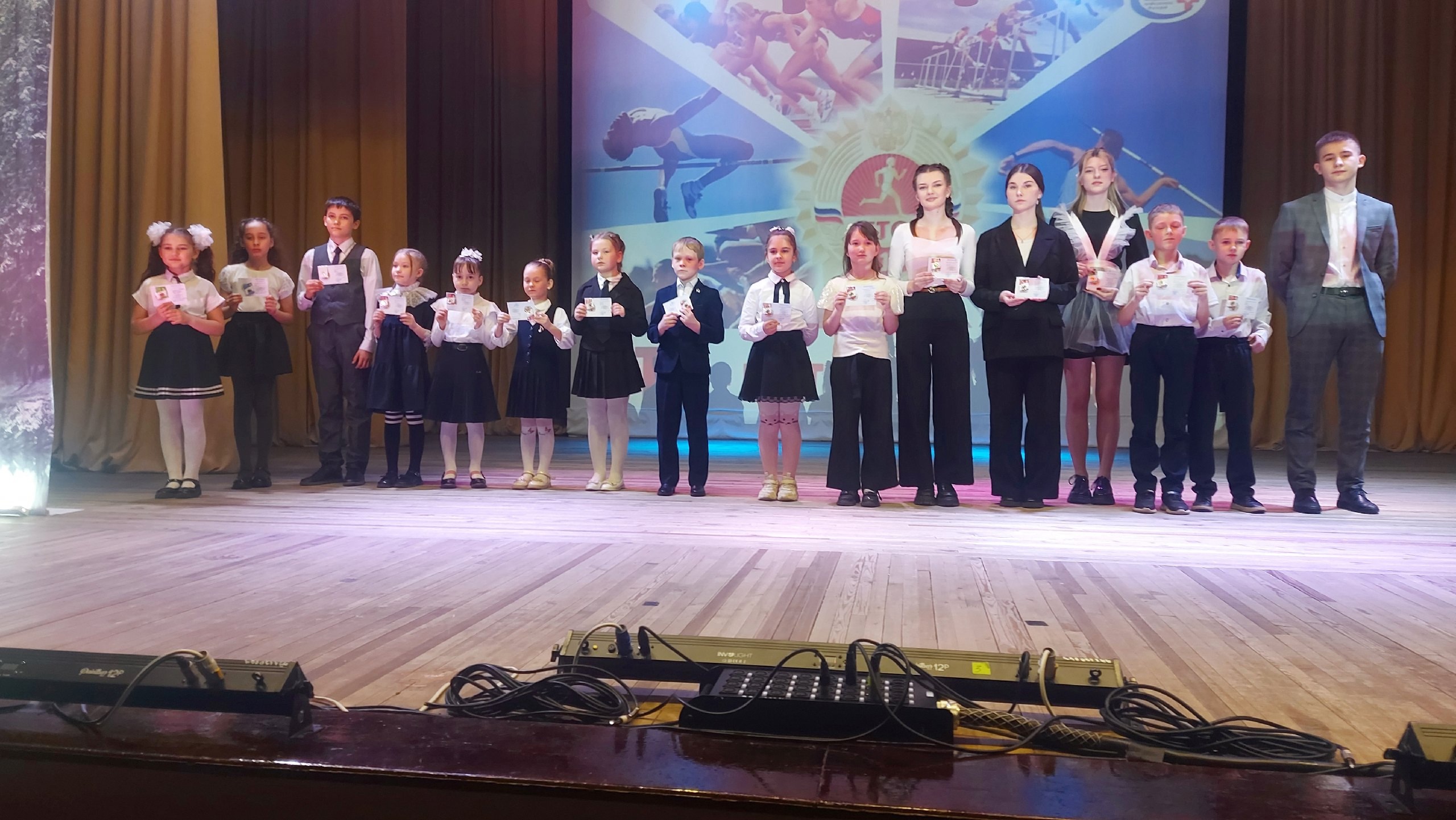 Вручение значков комплекса ГТО.